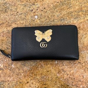 Authentic Gucci wallet in mint condition!!